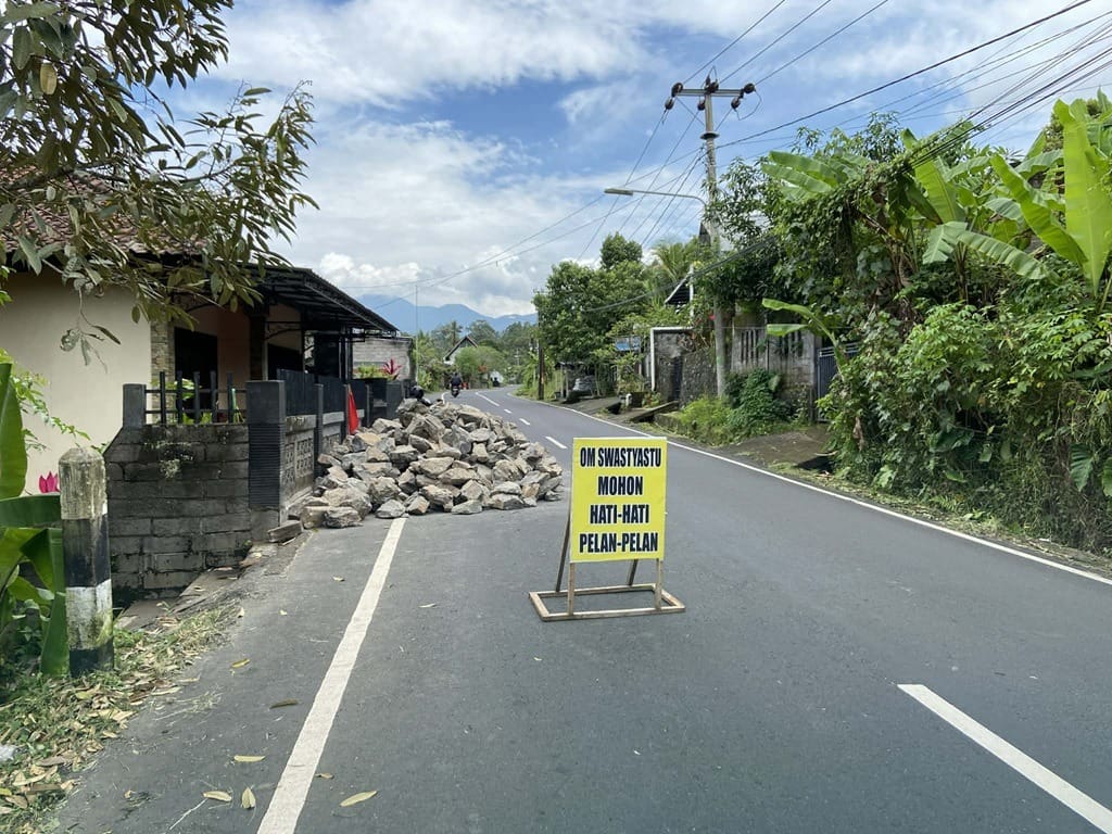 Stavební materiál na silnici ve vesnici Gunungsari Bali