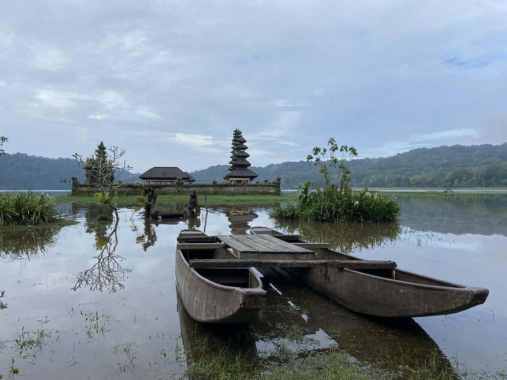 Chrám u jezera Tamblingan na Bali částečně ve vodě