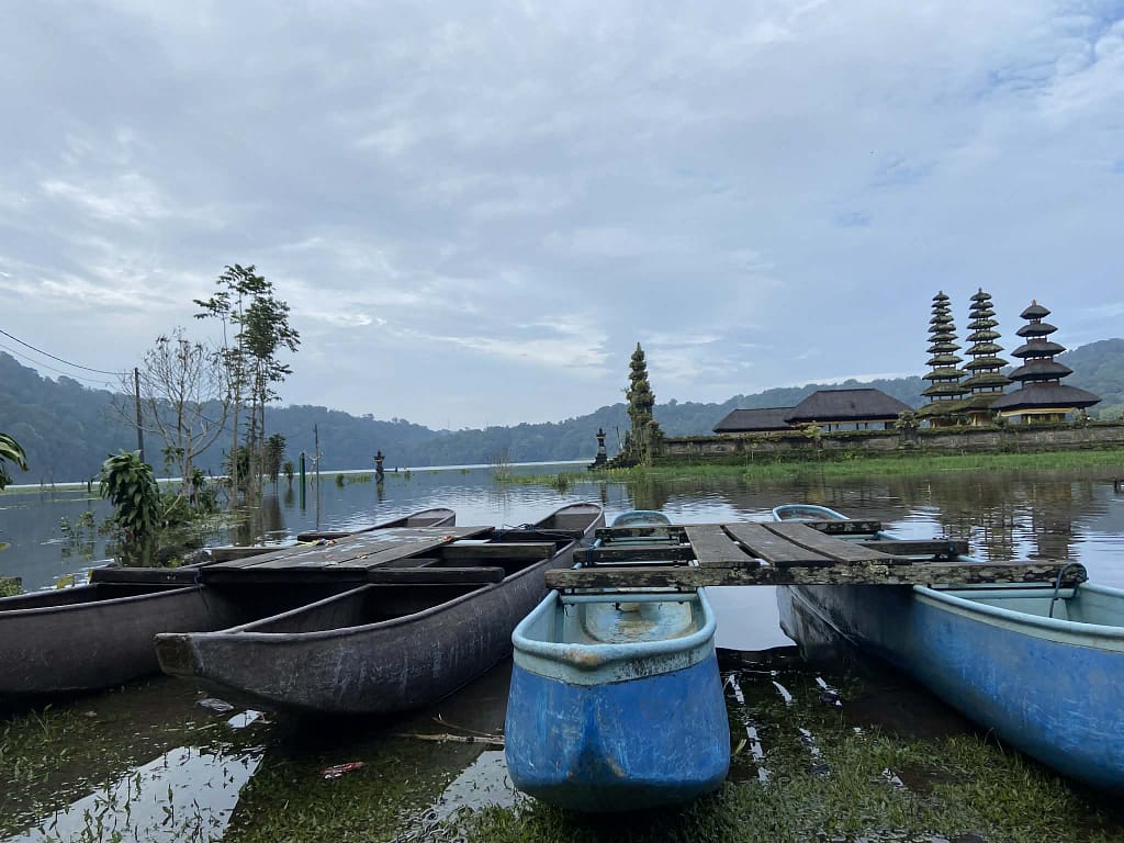 Tradiční lodě na jezeře Tamblingan na Bali