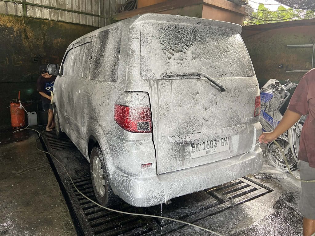 Auto pokryté aktivní pěnou při mytí na Bali