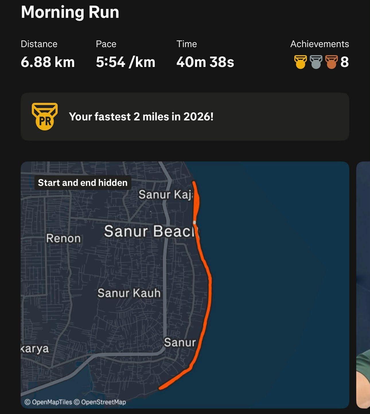 Snímek z fitness aplikace zobrazující trasu běhu o délce necelých 7 km podél pobřeží Sanur Beach na Bali.