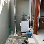 Série fotografií exteriéru a interiéru čistého dvoupodlažního domu v bezpečné rezidenční čtvrti v Sanuru na Bali. Ukázka světlé ložnice, moderní koupelny a upravené ulice.