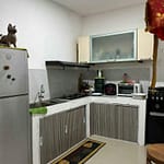 Tři fotografie z osobní prohlídky lokálního domu k pronájmu na Bali ukazující vjezdovou bránu, parkovací stání a kuchyň.