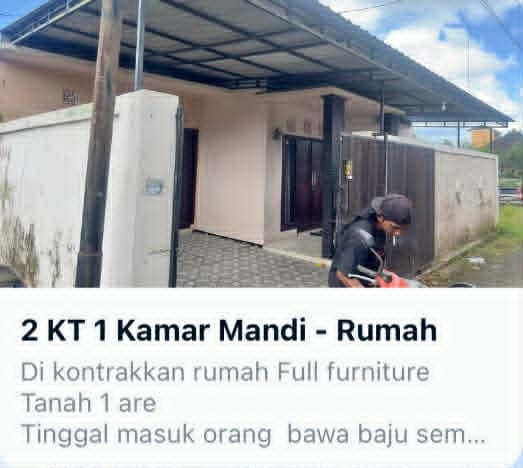 Screenshot indonéského online inzerátu na pronájem lokálního domu (rumah) na Bali s popisem a fotkou ulice.